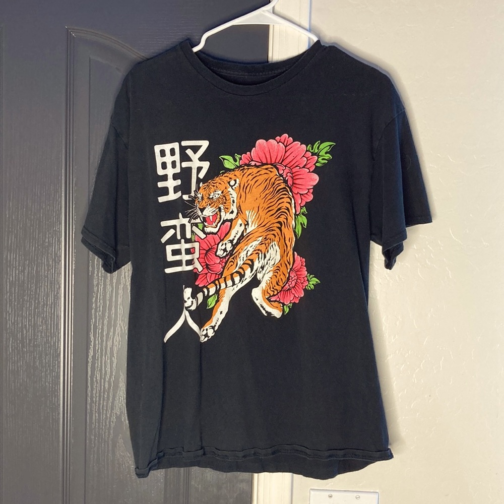 Tiger with flowers, black tee.